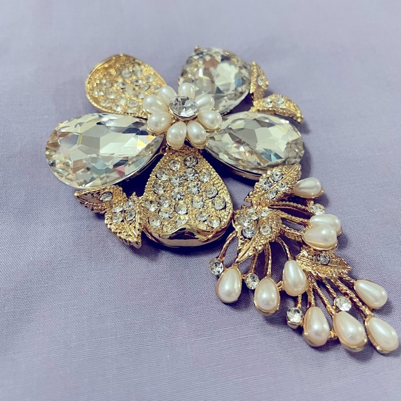 Pearl flower brooch pin - Picture 1 of 4